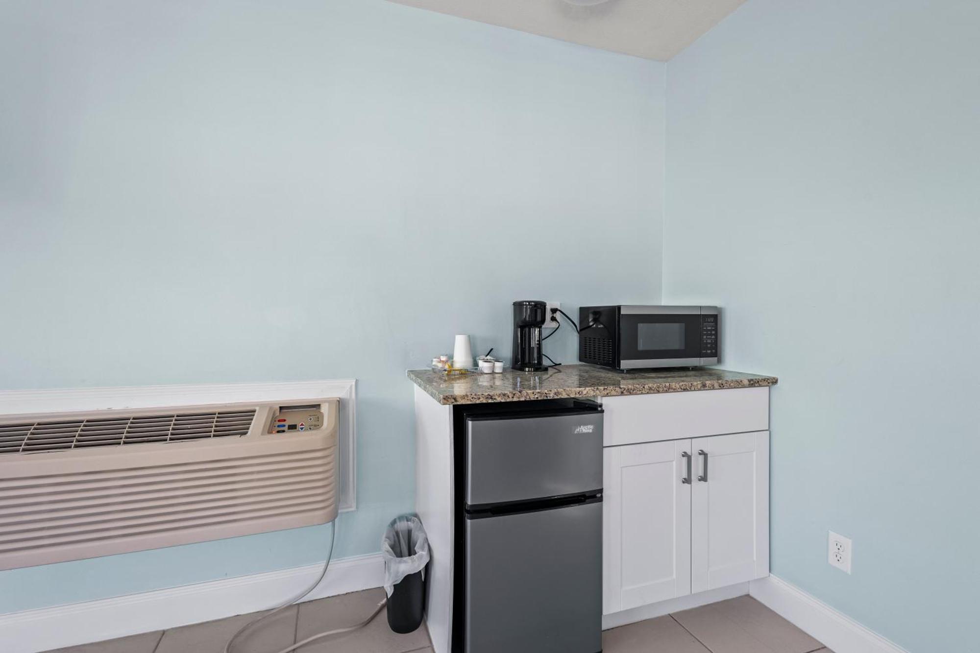 פורט פירס Partial Ocean View Hotel Room- King Bed #1 מראה חיצוני תמונה