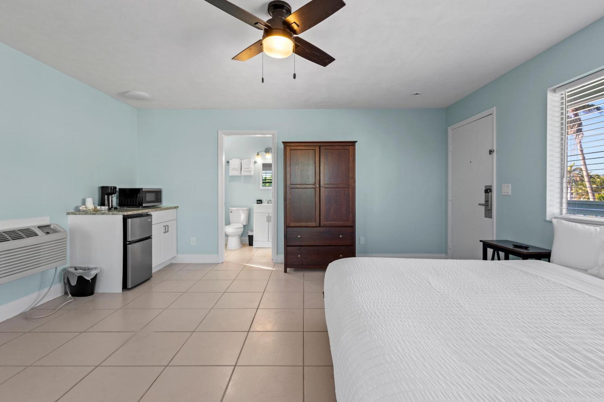 פורט פירס Partial Ocean View Hotel Room- King Bed #1 מראה חיצוני תמונה