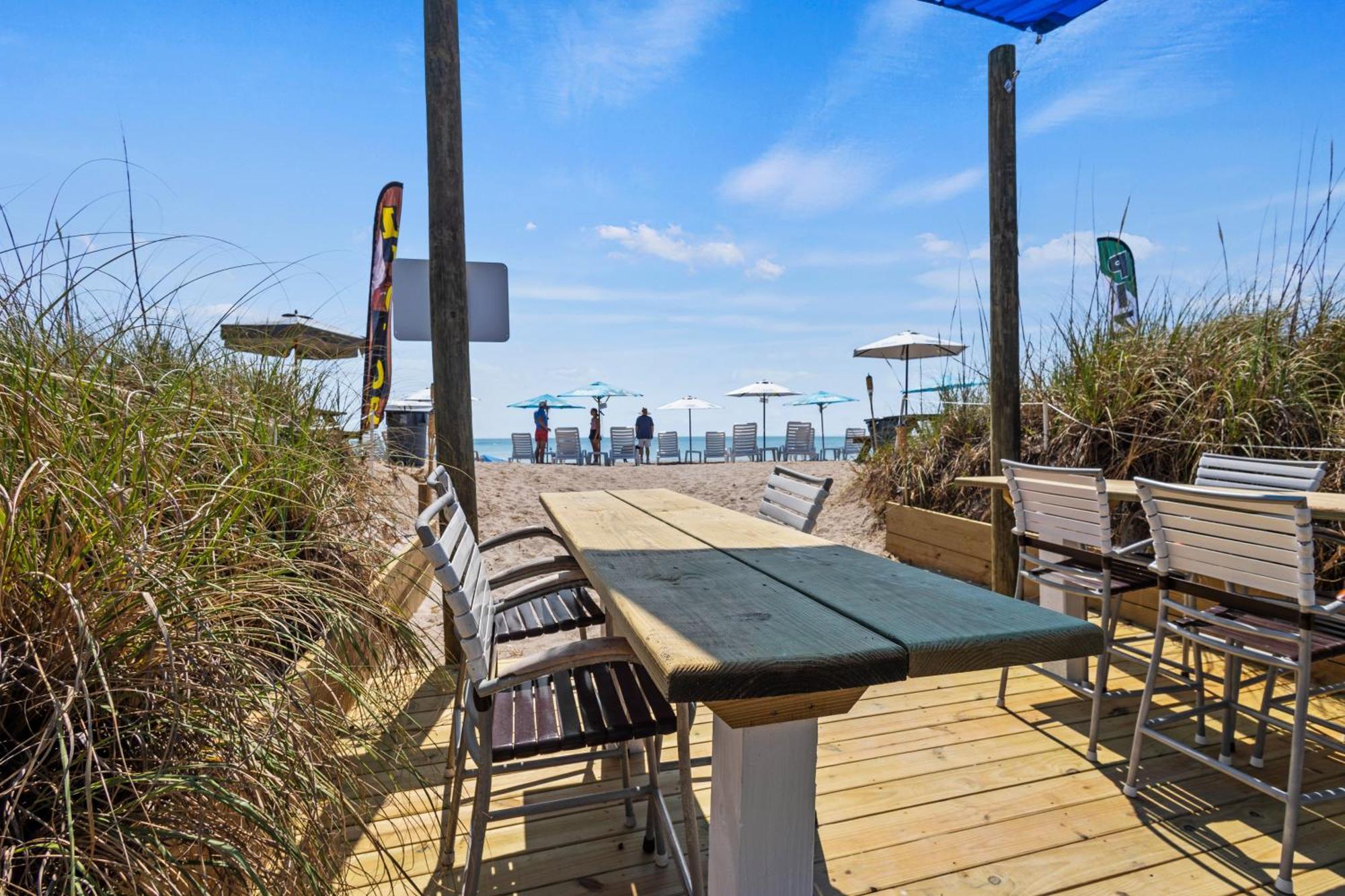 פורט פירס Partial Ocean View Hotel Room- King Bed #1 מראה חיצוני תמונה