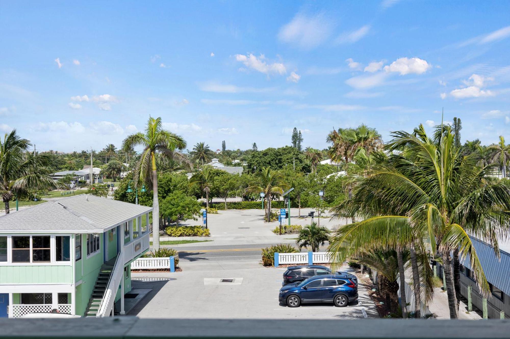 פורט פירס Partial Ocean View Hotel Room- King Bed #1 מראה חיצוני תמונה