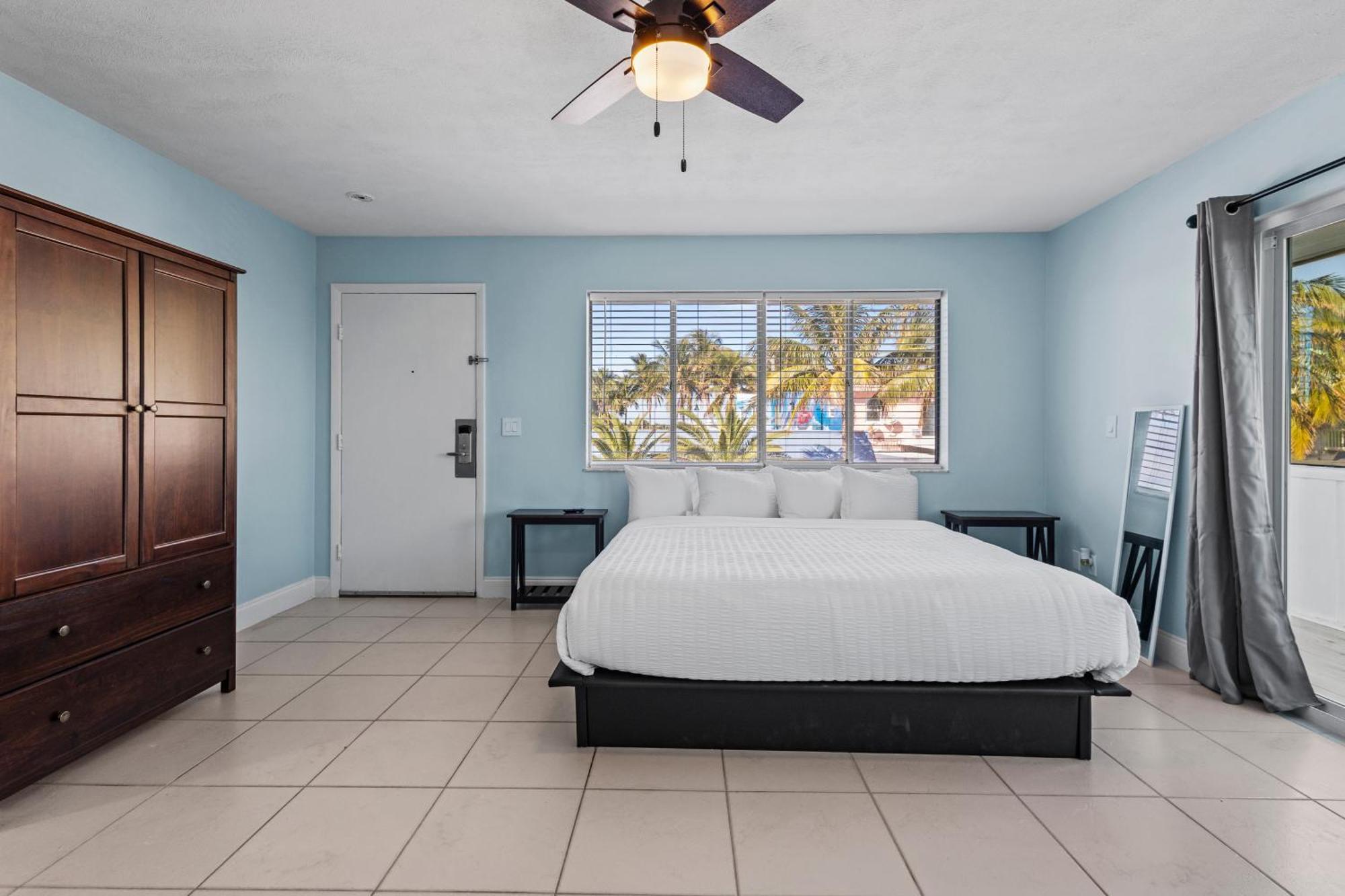 פורט פירס Partial Ocean View Hotel Room- King Bed #1 מראה חיצוני תמונה